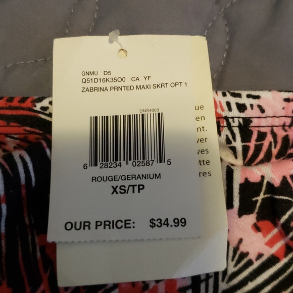 Guess skirt that cinchs at the side for a slit - Picture 3 of 3